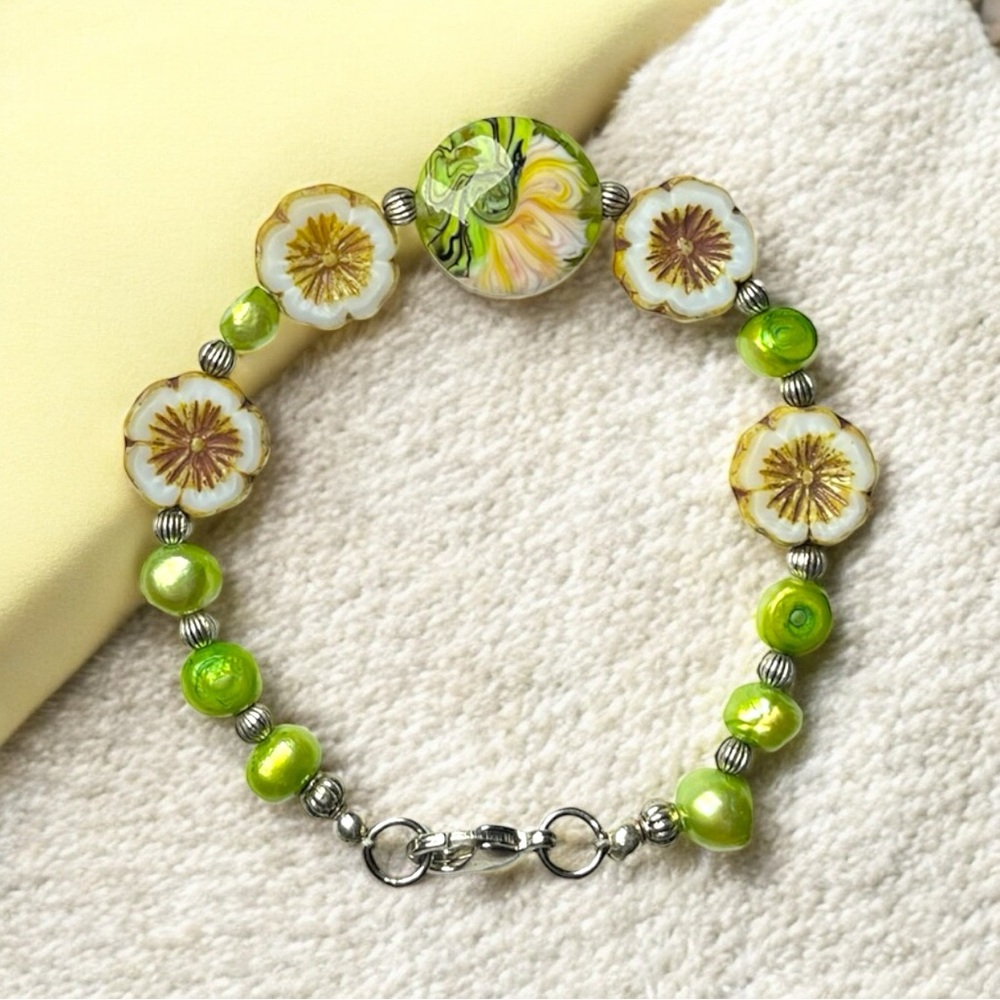 Artisan Hibiscus Floral Glass Beaded Bracelet